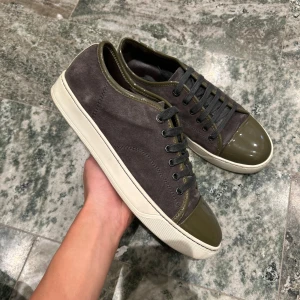 Lanvin cap toe - Ett par fina lanvins som passar 42/43, grå i färgen med grön tå. Endast skorna ingår och skorna är i mycket bra skick