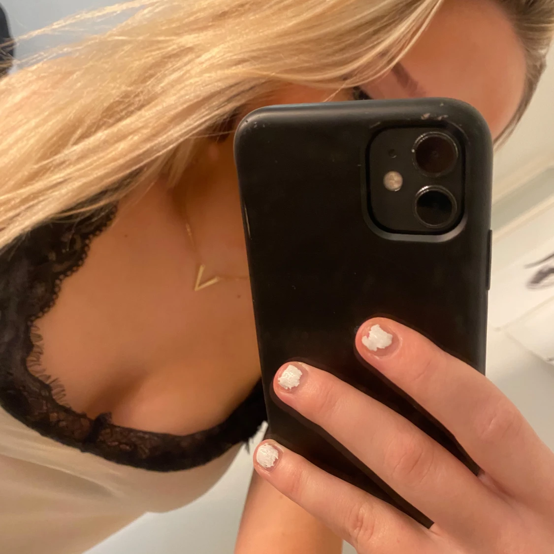 Beige linnetopp med spetsdetaljer - 91