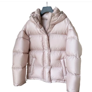 Ljusrosa dunjacka - Helt ny med prislapp kvar! Säljer pga fel storlek. Jättesnygg varm och skön ljusrosa dunjacka med bra kvalité från Dressy! Original pris: 1 400 kr ❤️❤️ hör av er för fler bilder!! Pris kan diskuteras!! 