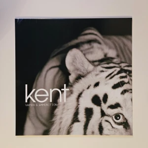 Kent - Vinylskiva, Vapen & Ammunition  - Vapen & Ammunition - Vinylskiva  (2015 press)  Toppskick! Oöppnad och oanvänd.   Skickas väl paketerad i vinylemballage!