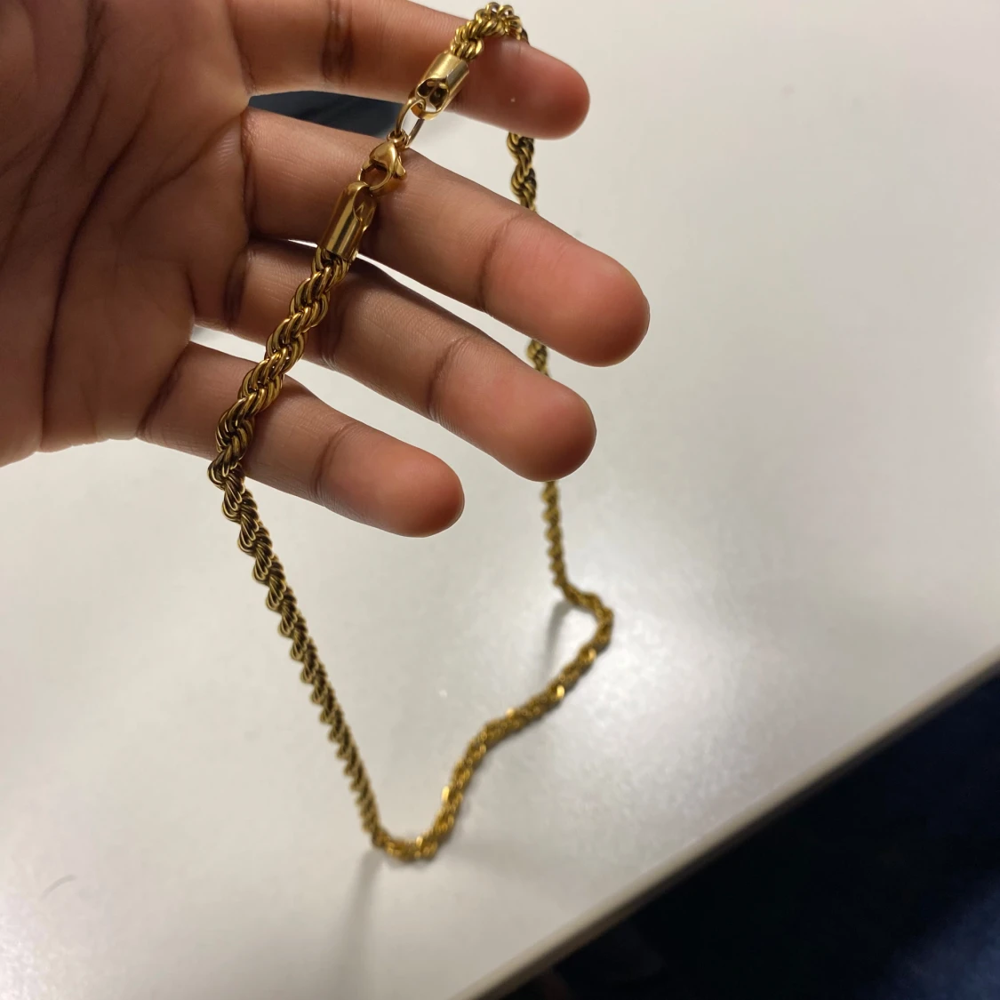 Guldfärgat halsband