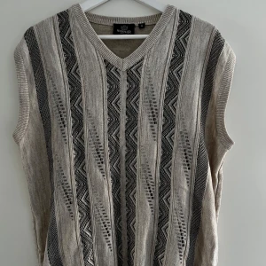 Vintage väst - Mjuk och fin väst i vackert mönster. Passar alla från storlek S till XL beroende på hur man vill styla den! Djur- och rökfritt hem.