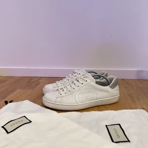 Gucci Ace Skor - Extremt schyssta Gucci ace skor i vit!| Skorna är i nyskick och är hel vita!| Storlek 42/43|  Dustbags medkommer!| Tveka inte att skriva vid det minsta lilla💭!