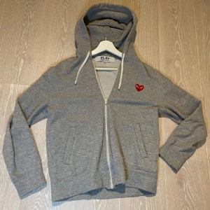 Commens des garcons zip - Säljer en riktigt fet grå cdg zip! | Storlek L passar M, då det är japanska storlekar|  Skick 9/10, inga defekter | Nypris 2 975kr | Hör av vid vin minsta fråga eller fundering! MVH John’s Closet 