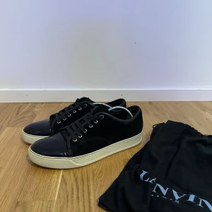Lanvin Skor - Extremt schyssta Lanvin Skor i mycket bra skick nästan ny!| Storlek 9/43 skulle enkelt passa en storlek upp| Dustbags medföljer!| Inga tydliga defekter som syns när man går| Tveka inte att skriva vid det minsta lilla💭!