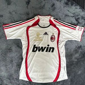 Vit AC Milan fotbollströja från Adidas - Säljer en snygg fotbollströja AC Milan borta retro 2006/2007. Nästan aldrig använd för att den inte passar mig.