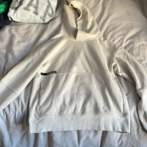 Beige hoodie från Sail Racing - Säljer en stilren beige hoodie från Sail Racing. Den har en bekväm huva. Perfekt för en avslappnad look.