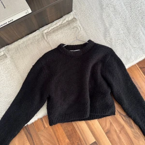 Svart stickad tröja - Svart stickad tröja från Zara. Strl S men sitter mer som en XS