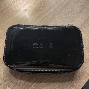 Svart necessär från CAIA - Säljer denna necessären från caia i svart då den inte kommer till användning. Den är jätte bra och får plats med mer än man tror och får plats i många väskor💞