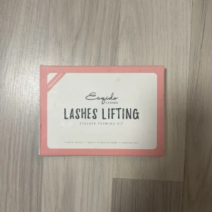 Lash Lifting Kit från Esqido - Komplett kit för ögonfranslyft från Esqido. Innehåller lösningar och verktyg för att lyfta och forma fransarna. Perfekt för att få en salongseffekt hemma med enkla steg. Använd 2-4 gånger finns 80% av produkterna kvar