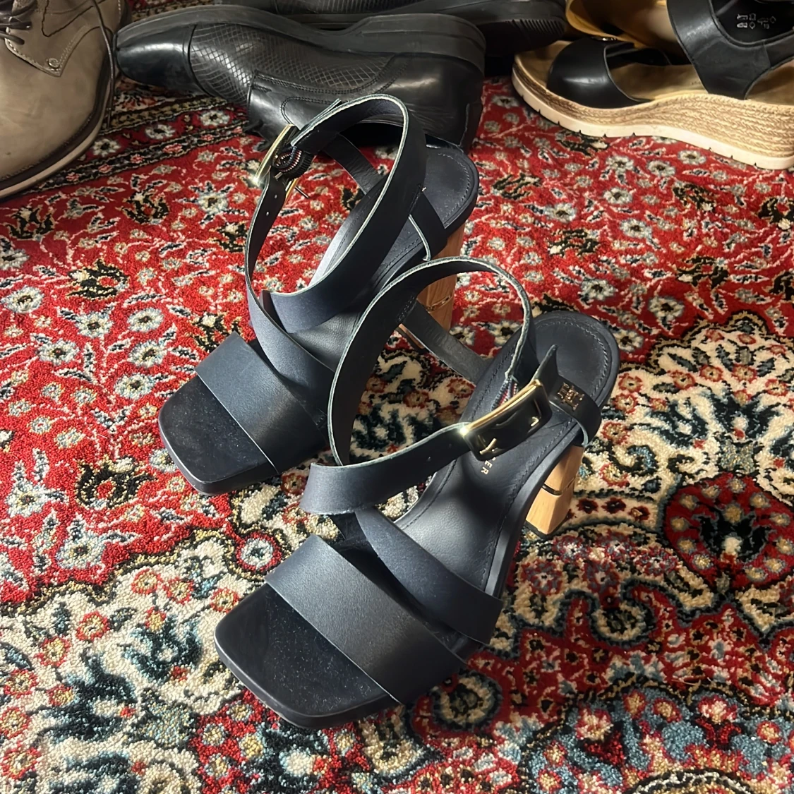 Svarta sandaler med klack från Tommy Hilfiger