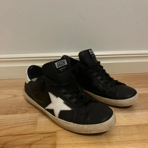 Golden goose - Golden goose i storlek 43 i bra skick. Låda och dust bag finns. Köpta på Plick. Skriv vid fundering.
