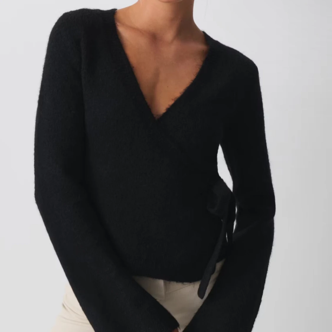 Svart omlottkofta från Gina Tricot