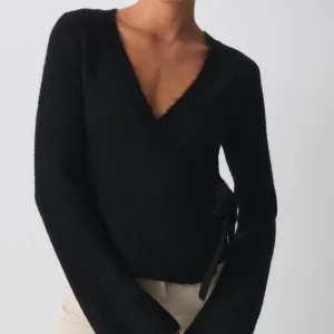 Svart omlottkofta från Gina Tricot - Snygg svart omlottkofta från Gina Tricot med knytband i sidan. Säljer pga att den är för stor för mig💗 Köpte för 500kr och använd 2 gånger!❤️Storlek M men passar även S och L! SLUT PÅ GINA TRICOTS HEMSIDA!!!