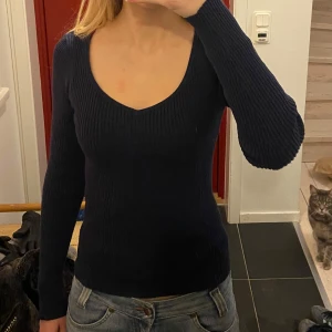 Mörkblå tröja - Mörkblå ribbad tröja från Kappahl med v-ringning och snygg passform. 💕