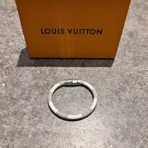 Louis Vuitton armband - Snyggt armband från Louis Vuitton för ett bra pris. Perfekt armband till alla tillfällen! Storlek 19cm & 17cm finns. Allt på bild tillkommer! Kolla min profil för andra färger!