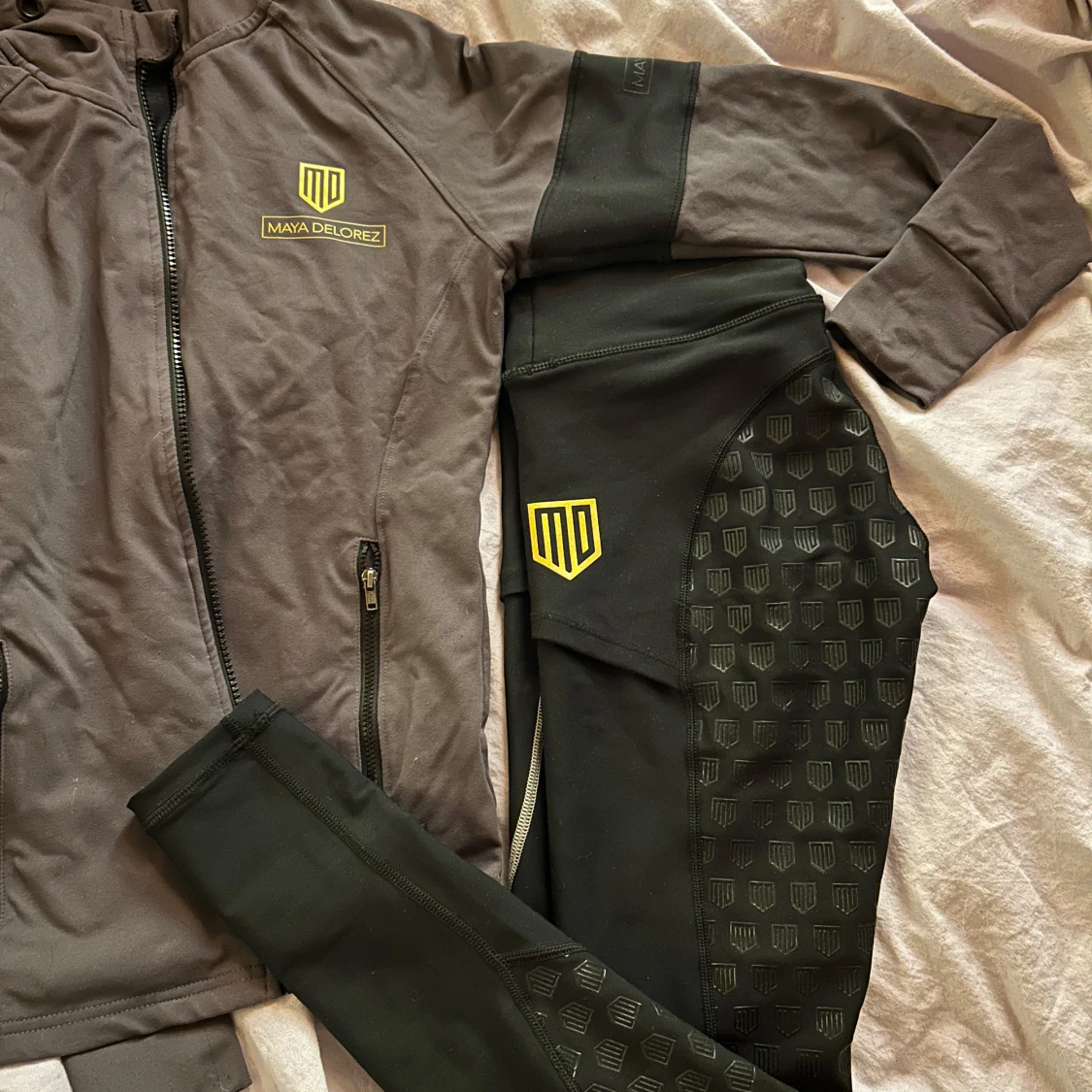 Grå och svart träningsjacka från Maya Delorez