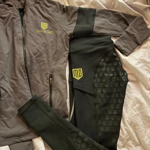 Grå och svart träningsjacka från Maya Delorez - Kofta 350, byxa 350. använt 3 gånger. ny pris 899.