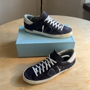 Blå sneakers från Philippe Model - Snygga blå sneakers från Philippe model i riktigt bra skick Pris går att diskutera!