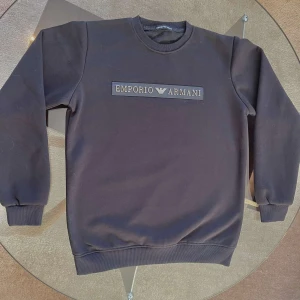 EMPORIO ARMANI TRÖJA - Helt ny Emporio armani tröja. Aldrig använd skick 10/10💫 storlek L men passar S