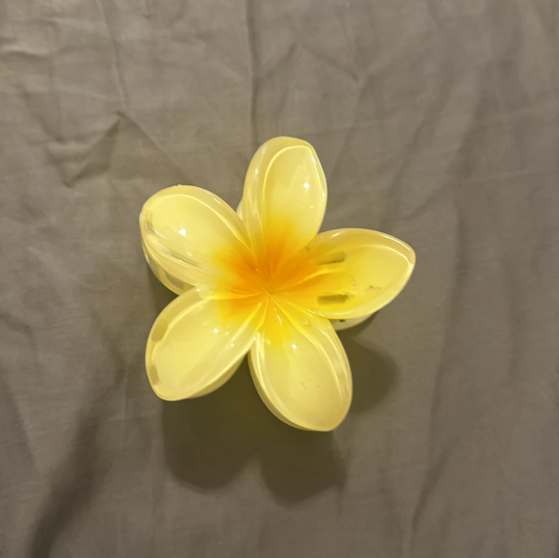 Gul blomformad hårklämma - 93