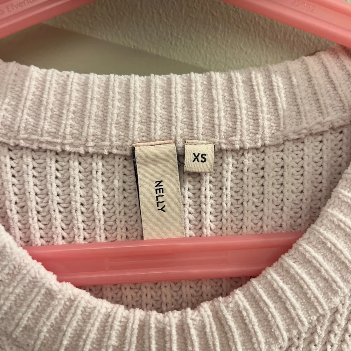 Beige stickad tröja från Nelly - 90