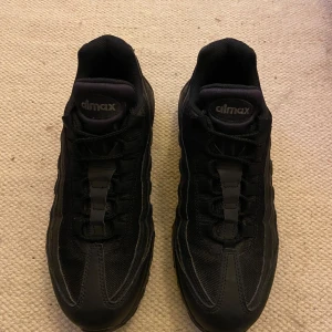 Svarta Nike Air Max 95 sneakers - Säljer ett par svarta Nike Air Max 95 endast använda ett fåtal gånger!:)