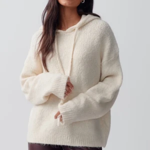 Stickad hoodie  - Stickad hoodie från Gina Tricot i storlek xs, endast använd ett fåtal gånger och slut på hemsidan!