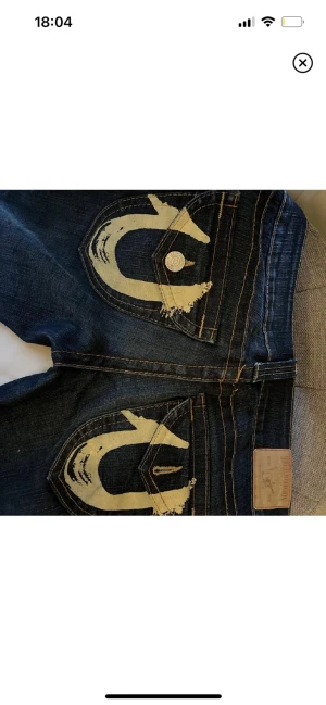 Truereligon jeans - Jätte snygga true religon jeans! Storlek 26! Midjmått e ungefär 72-74, Innerbenslängden är 75! Inte använda av mig! Lågmidjade och bootcut! Lånade bilder  HAR INGA BILDER PÅ