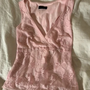 Rosa spetstopp  - Söt rosa spetstopp i mycket bra skick från Vero Moda. Säljer en likadan fast i svart också💕
