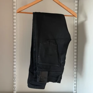 Replay Jeans - Snygga jeans från Replay i modellen Anbass. Säljer dessa pågrund av att de har blivit för små. Perfekta för daglig användning. Skick= 8/10 Storlek=30/32 Ord pris=1200 Mitt pris=399kr pris kan diskuteras!