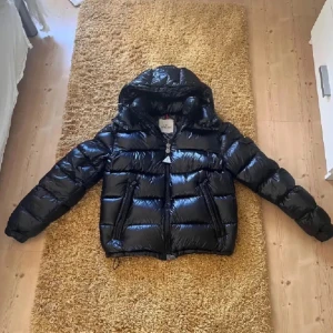 Moncler Maya - Använd förra vintern, Storlek S / 2, Inga defekter eller fläckar 
