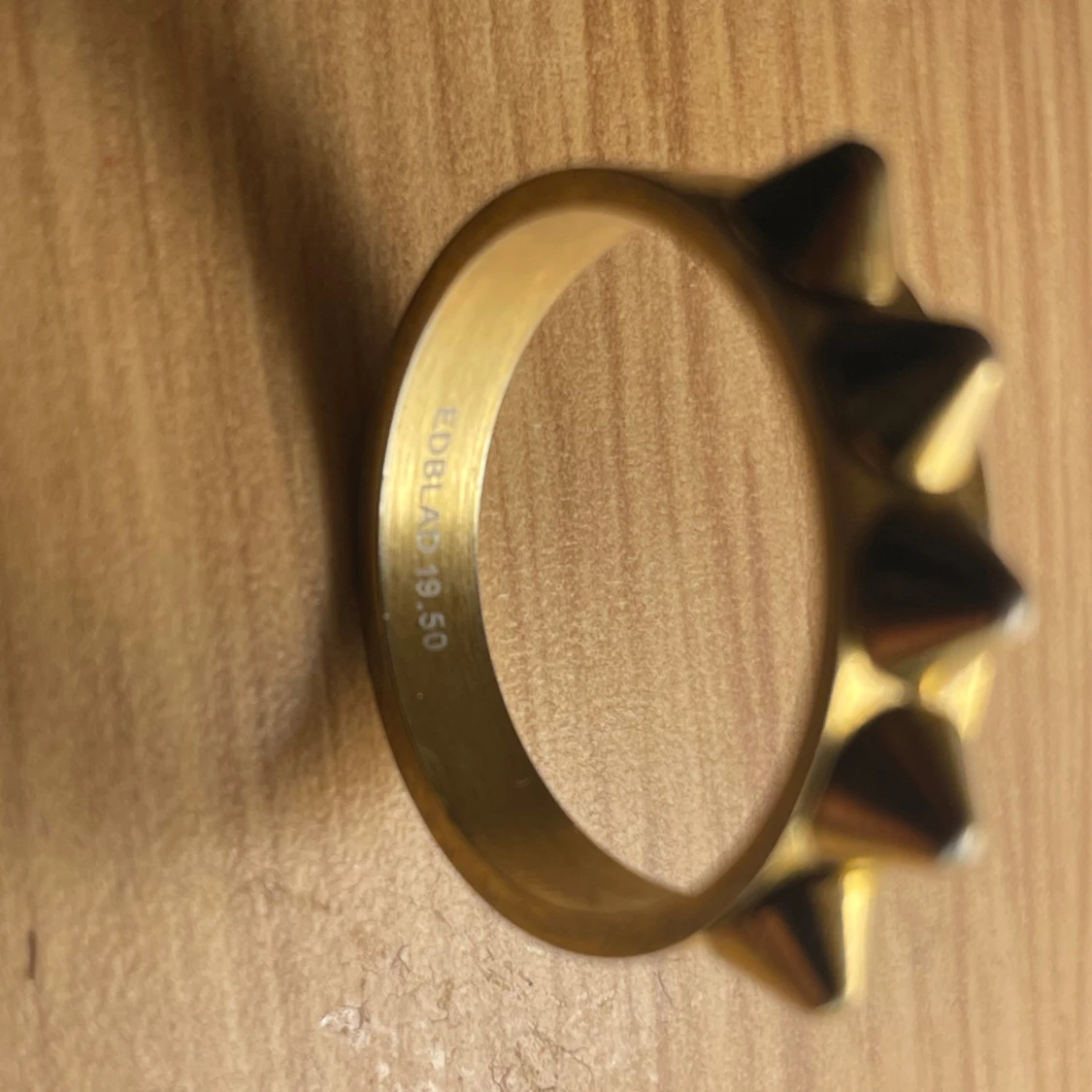 Guldfärgad ring med nitar - 2