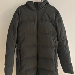 Olivengrön dunjacka från UBR - Titan parkas fra UBR. Olivengrön. Mycket bra skick. Nypris 10.000kr