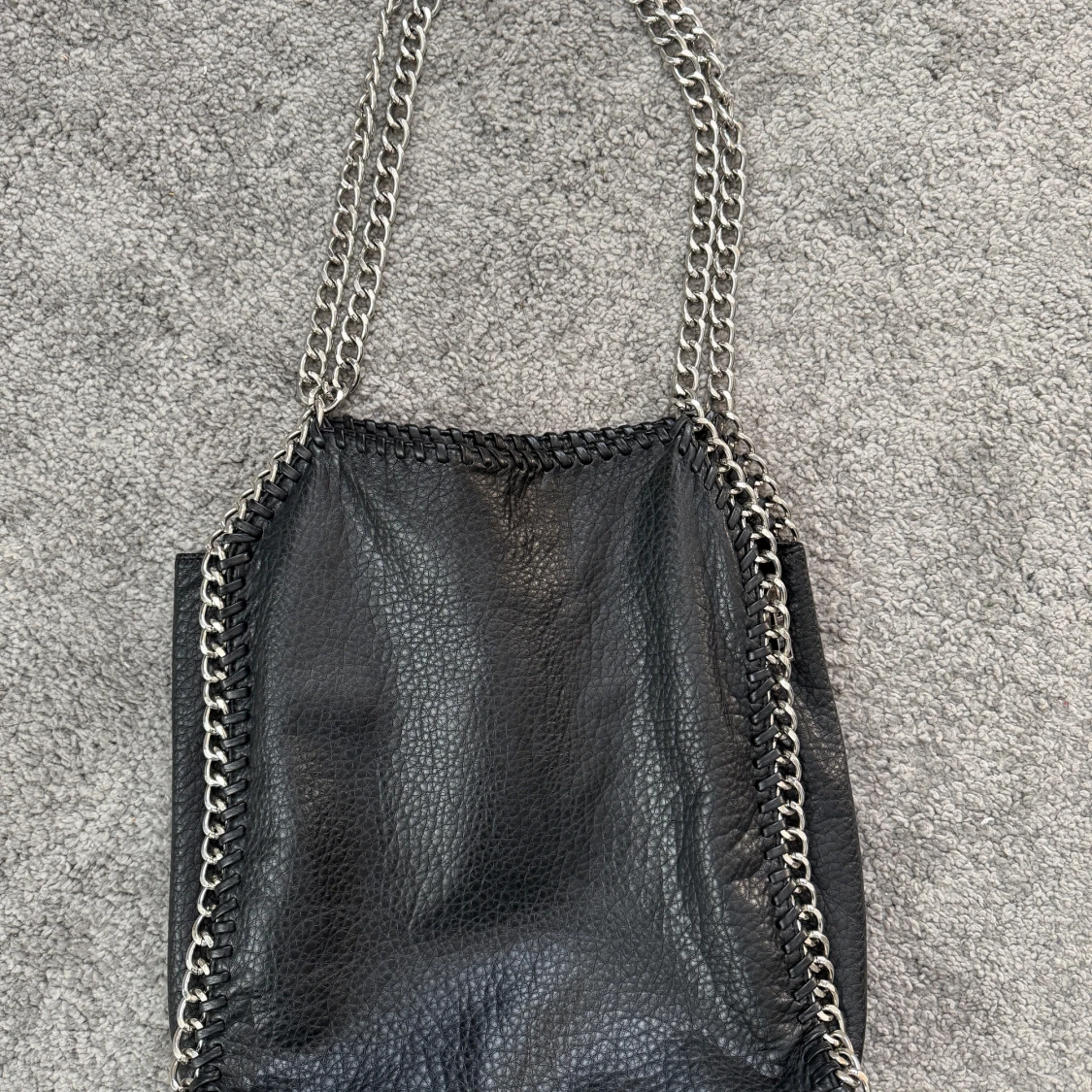 Tiamo Svart axelväska med kedjedetaljer