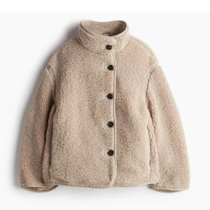 Beige teddyjacka  - Slutsåld Teddy jacka som passar perfekt nu till vintern, så snyggg!!🙌🏼💞