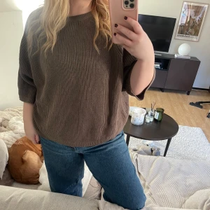 Brun stickad tröja - Mysig brun stickad tröja med en avslappnad passform.  Knappt använd