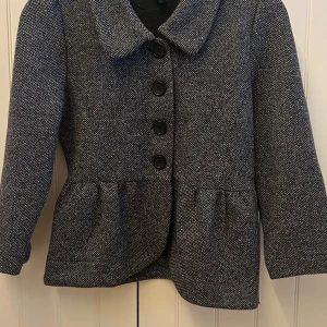 Grå kappa från H&M - Snygg grå trekvartsärmad kappa från H&M med knappar framtill och krage samt lite utsvängd där nere💗Lite tunnare i material så passar bäst till våren och sommaren. Storlek S och bra skick💕