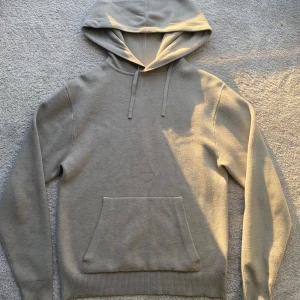 Grå finstickad hoodie - En riktigt snygg och skön grå hoodie, kan även uppfattas som lite beige | Jag på bilden är 184 | Hör av er vid ytterligare frågor 🦦