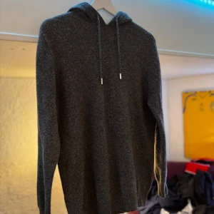 Merino ull hoodie - Säljer nu min merino ull hoodie för jag inte använder den, den är i väldigt bra skick. Hör av er vid frågor