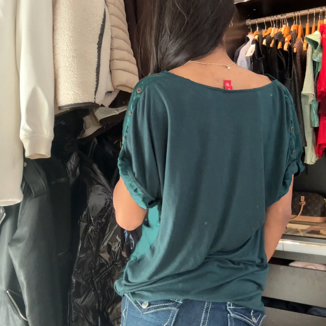 Grön blus med draperad hals - 91