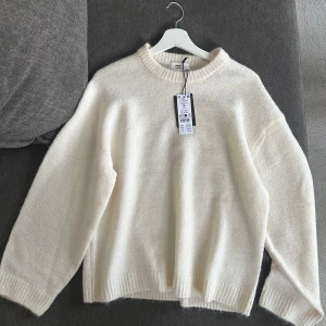 Vit stickad från Gina 💗 - Vit stickad tröja från Gina, helt oanvänd. Säljer då jag har 2 exakt likadana💗🥰