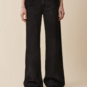 Svarta jeans med vida ben - Så snygga jeans från Jeanerica i modellen kyoto. Nypris 2000kr använt fåtal gånger då jag redan har ett par liknande❣️storlek 27/30