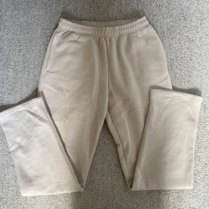 Beige mjukisbyxor från ICANIWILL - S - Säljer ett par bekväma beige mjukisbyxor från ICANIWILL. Byxorna har en elastisk midja och är perfekta för en avslappnad stil. I storlek S, använda en gång. Nypris 699kr