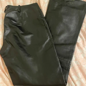 Lågmidjade läderbyxor  - Sparsamt använda , skavanker längst ner på benet men inget som syns tydligt(bild 5) 