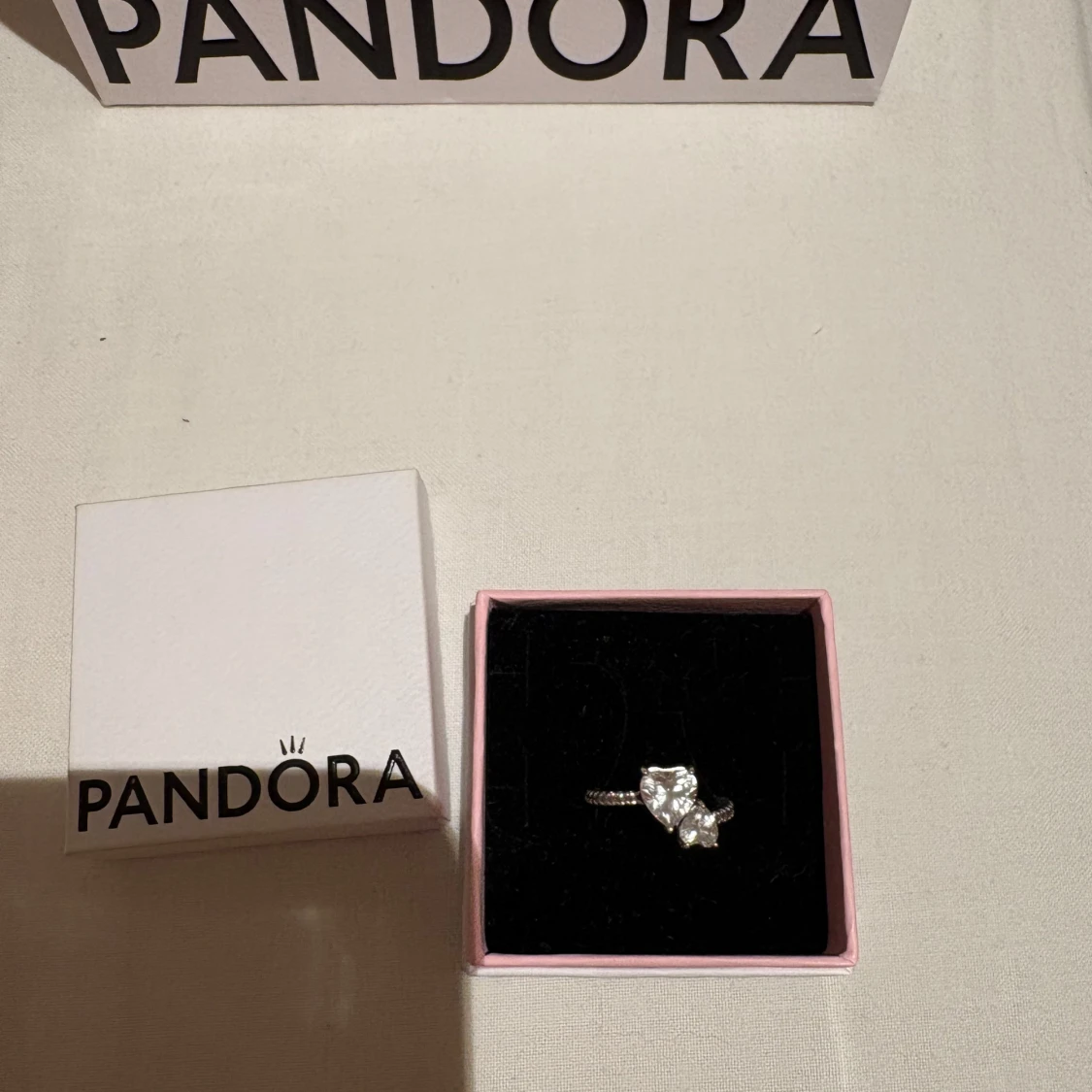 Silverring med hjärtformad sten från Pandora