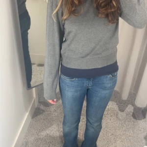 Grå tröja i jätteskönt material  - Säljer en  grå tröja från hm i storlek XXS men kan sitta som S och XS. Tröjan har en klassisk rund hals och långa ärmar, perfekt för en när det är kallt. Den är tillverkad i ett mjukt material som känns skönt mot huden. Säljer då den inte kommer till användning och priset kan absolut diskuteras ❣️