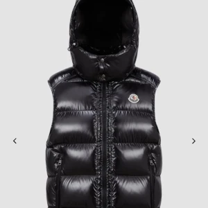 Moncler borme väst - Helt ny❗ Alla tillbehör följs med inköpt för 13.935kr. Vid frågor eller funderingar bara höra av er. Den är i storlek 2 så passar dig som har S/M.