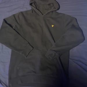 Svart Lyle & Scott hoodie i bra skick  - Säljer en svart lyle & scott hoodie bra skick i storlek s, säljer pga att den är för liten