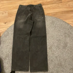 Gizmo svarta baggy byxor - Snygga svarta jeansbyxor med en klassisk design. De har en baggy passform och är perfekta för en avslappnad stil. 10/10 skick, inga deffekter. För mått eller fler bilder är det bara att hojta.